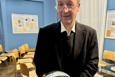 Bischof Stäblein signiert "Ehrenball" der ESNN